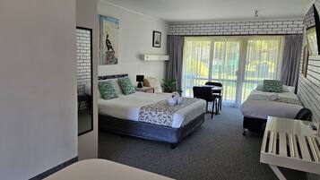 Queen Studio | Premium bedding, iron/ironing board, free WiFi, bed sheets
