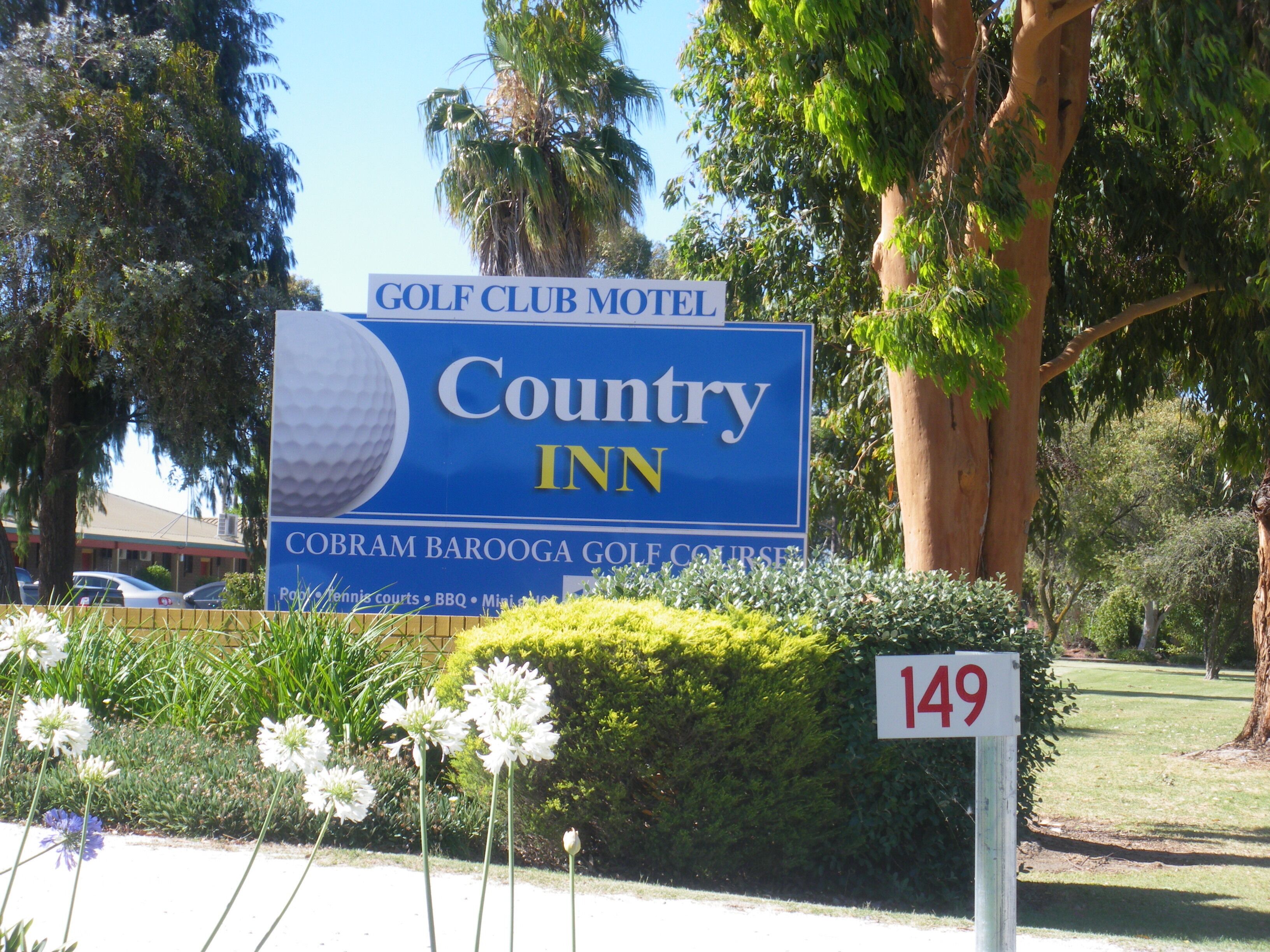 A sign for Country Inn, a golf club motel with amenities like a golf course, tennis courts, BBQ, and mini golf.