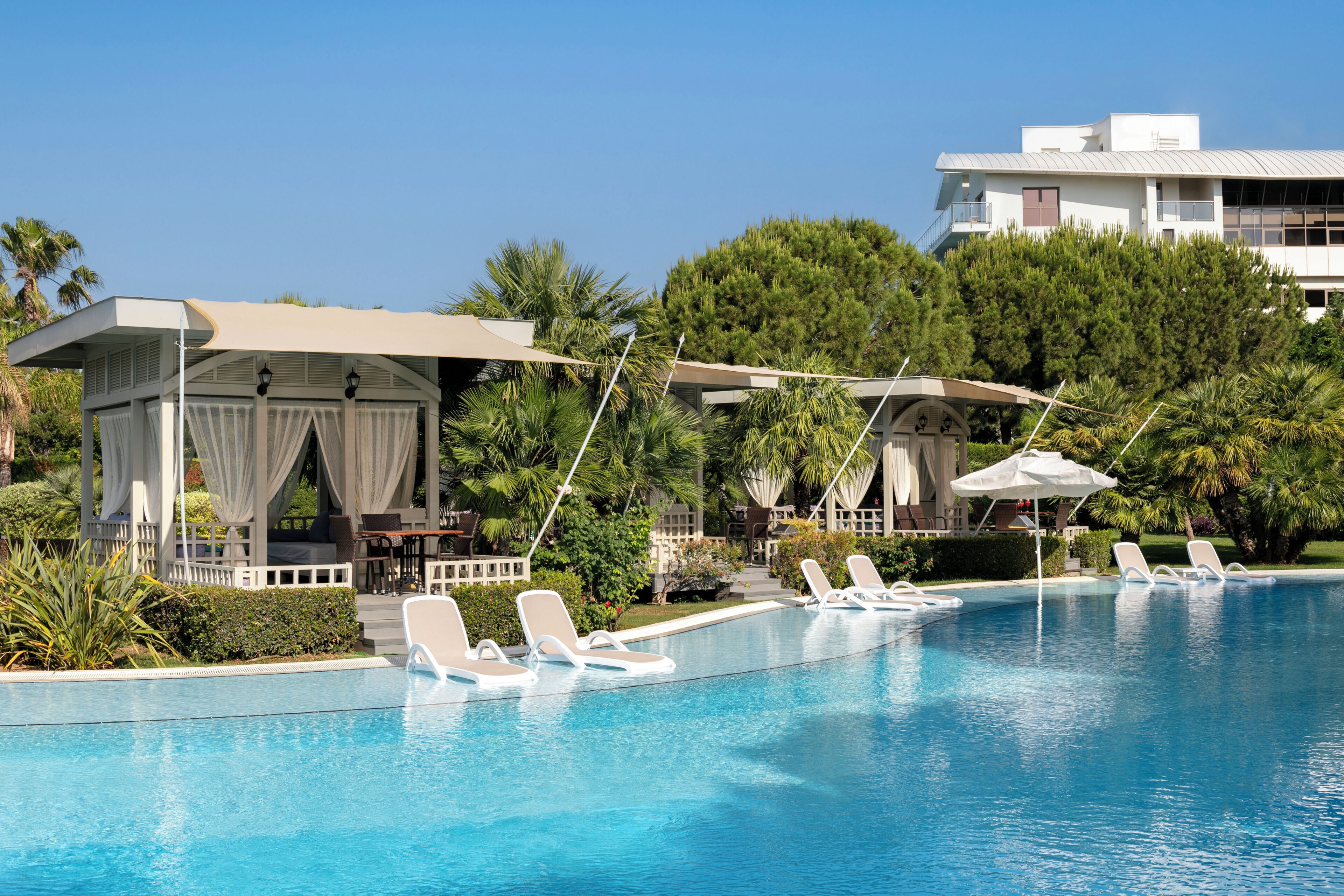 2 innendørsbassenger,5 utendørsbassenger, bassengparasoller og solsenger