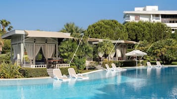 2 innendørsbassenger,5 utendørsbassenger, bassengparasoller og solsenger