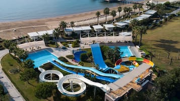 2 piscines couvertes, 5 piscines extérieures, parasols de plage