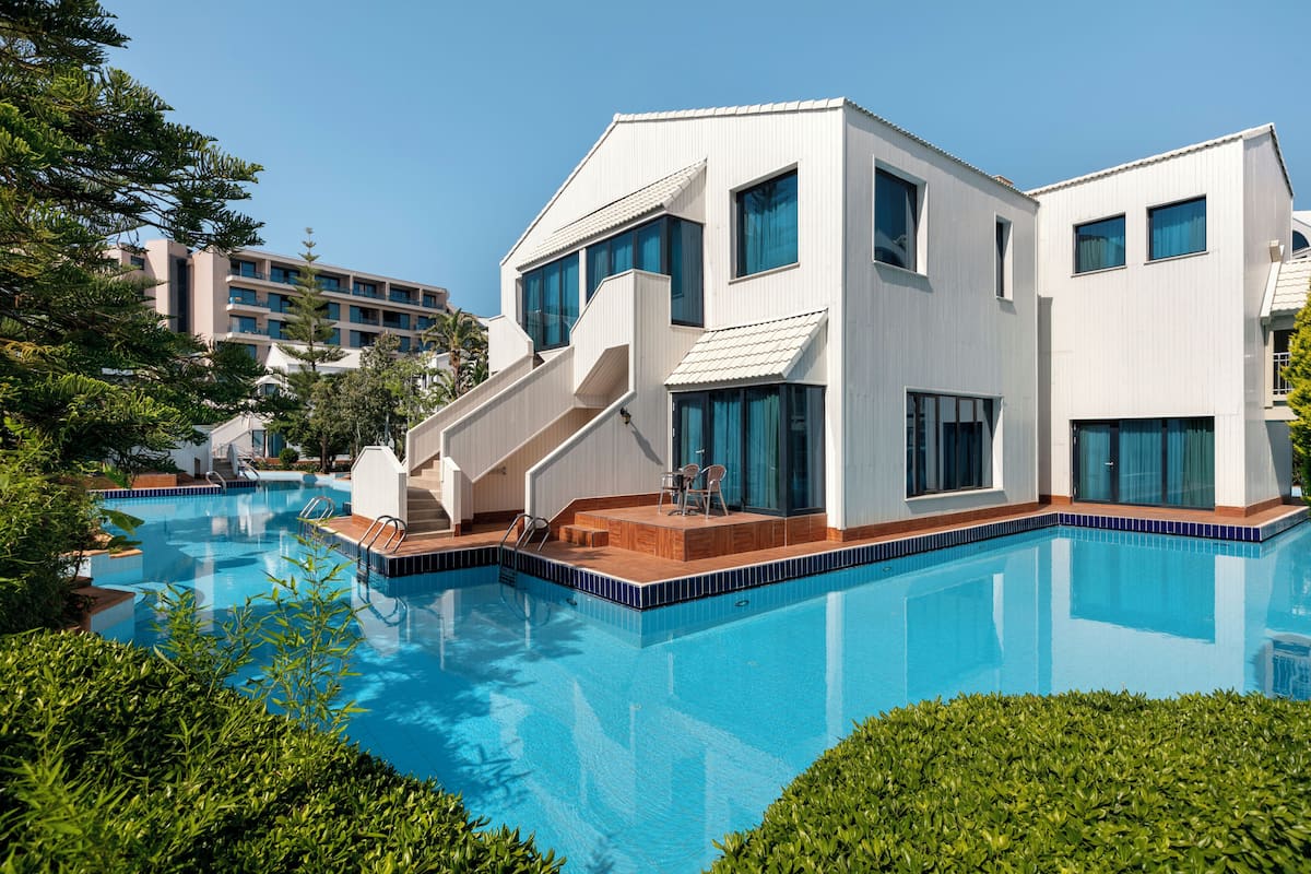 Lake Suite Swim Up | Egyptian cotton sheets, premium bedding, Select Comfort beds, minibar