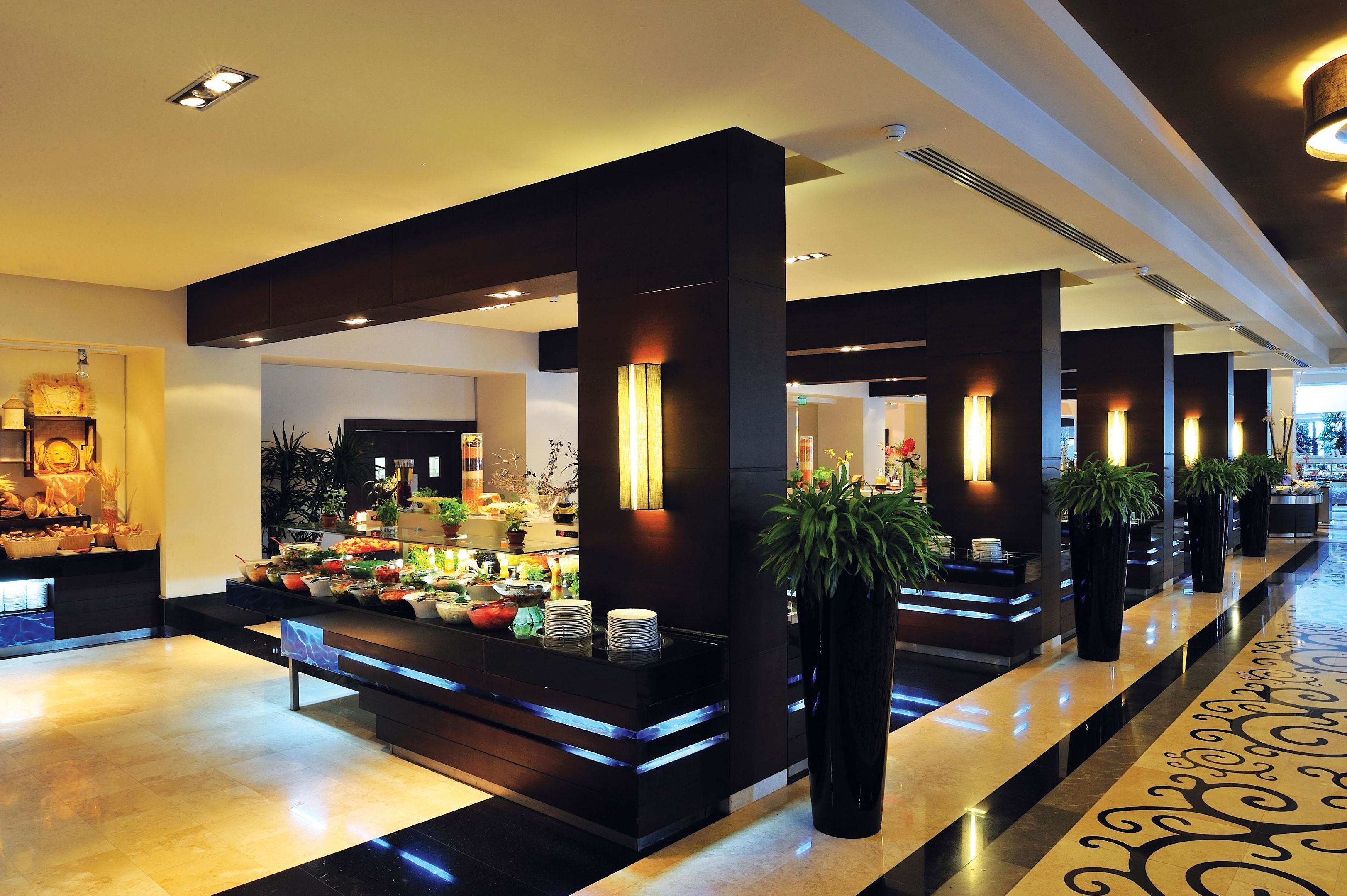 7 restaurants, breakfast, lunch, dinner served; barbecue