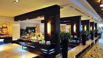 7 restaurants, breakfast, lunch, dinner served; barbecue