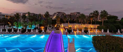 2 piscinas internas, 5 piscinas externas, guarda-sóis, espreguiçadeiras