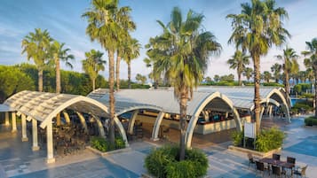 13 barer/lounger, 4 barer ved poolen, poolbar