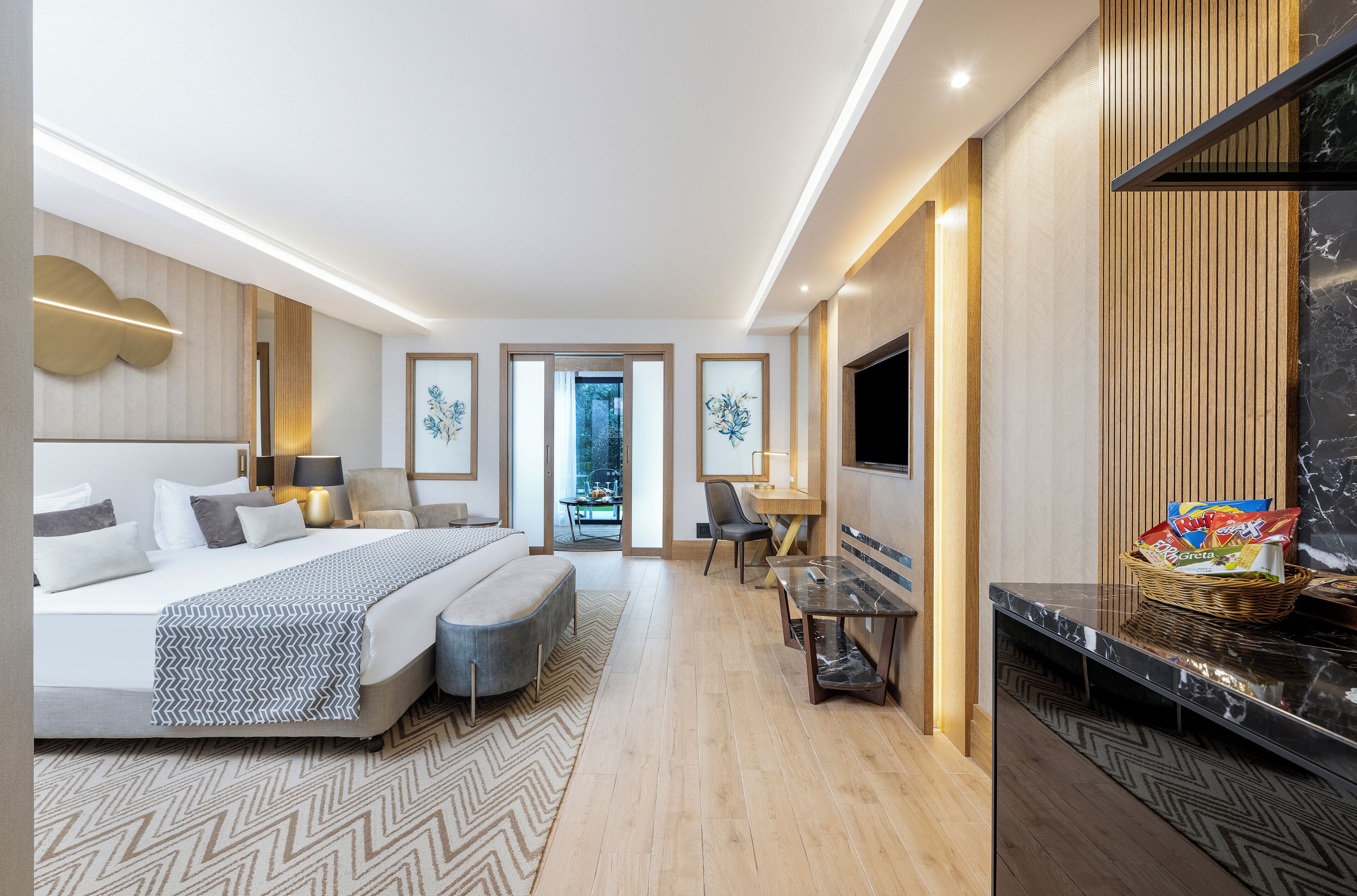 Deluxe Superior Land View