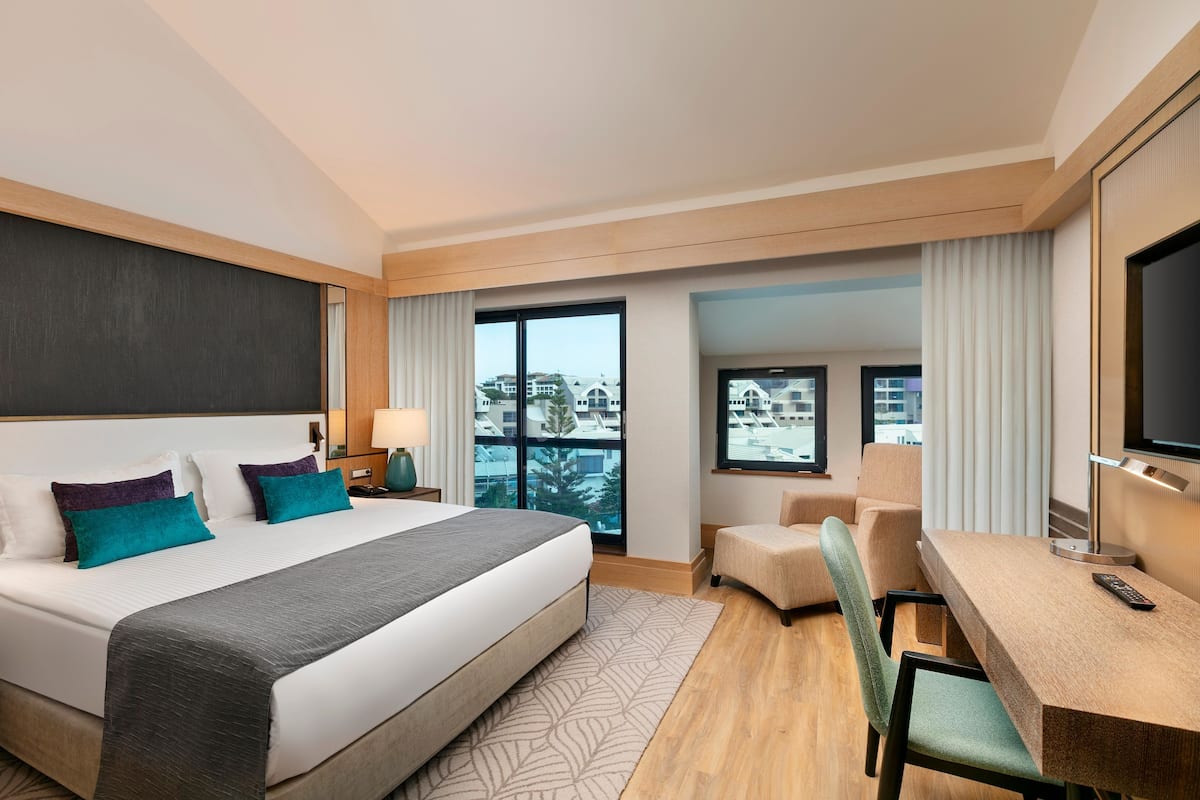 Family Triplex | Egyptian cotton sheets, premium bedding, Select Comfort beds, minibar