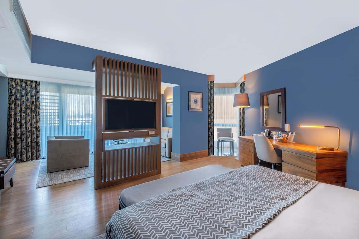 Senior Suite Land View | Egyptian cotton sheets, premium bedding, Select Comfort beds, minibar