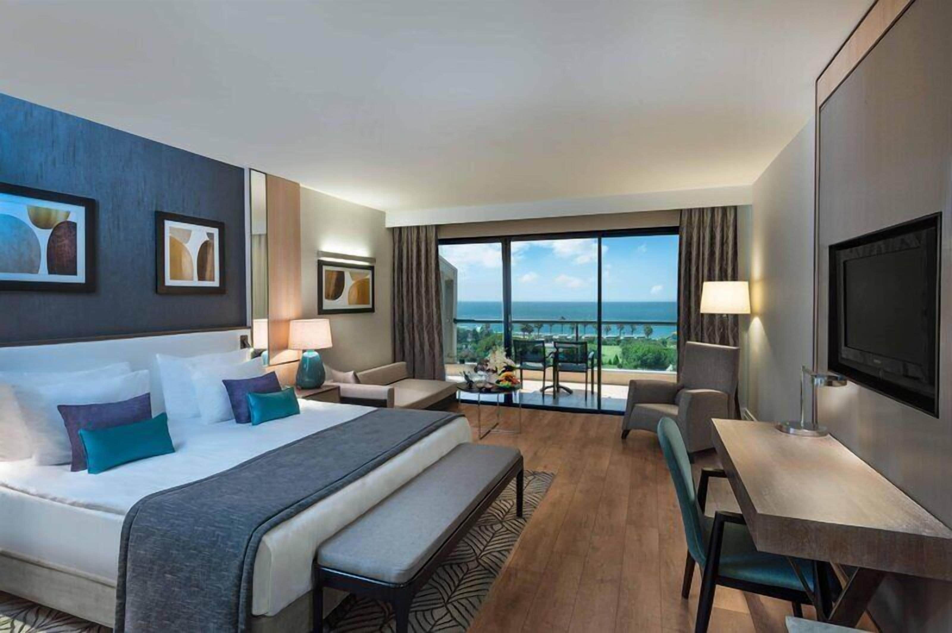 Deluxe Room with Side Sea View | Egyptiske bomuldslagner, premium-sengetøj, Select Comfort-senge, minibar