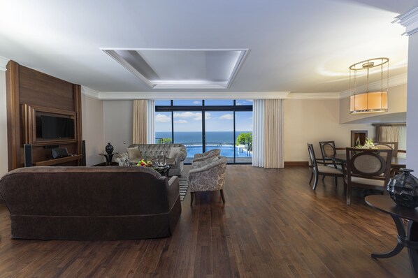 King Suite | Living room