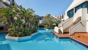 Lake Suite Swim Up | Front of property