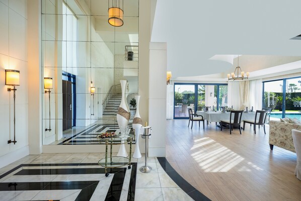 VIP Villa | ملاءات من القطن المصري وأغطية فراش متميزة وأسرّة سليكت كومفورت وميني بار