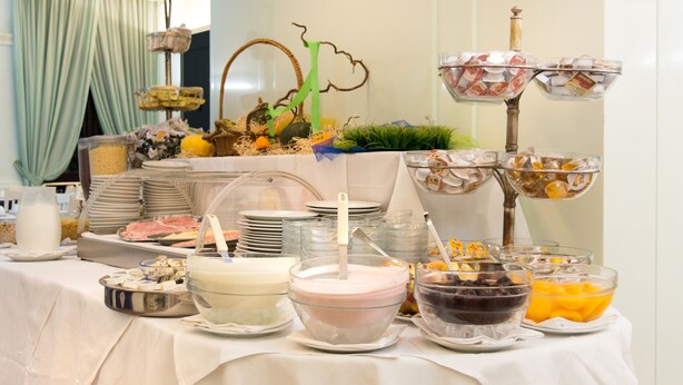 Una mesa de buffet con diversos alimentos y recipientes.