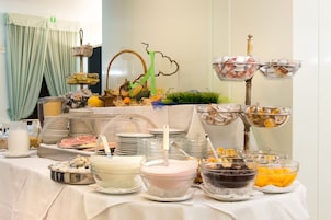 Colazione a buffet, servita tutte le mattine (14 EUR a persona)