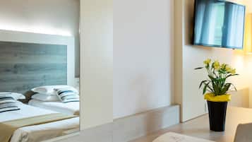 Quarto casal ou duplo superior | Cofres nos quartos, escrivaninha, cortinas blackout