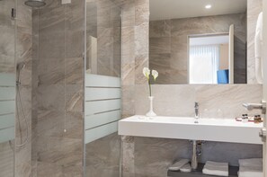 Habitación con 1 cama doble o 2 individuales | Baño | Artículos de higiene personal gratuitos, secador de pelo, bidé y toallas