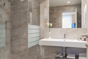 Camera con letto matrimoniale o 2 letti singoli | Bagno | Set di cortesia gratuito, asciugacapelli, bidet, asciugamani