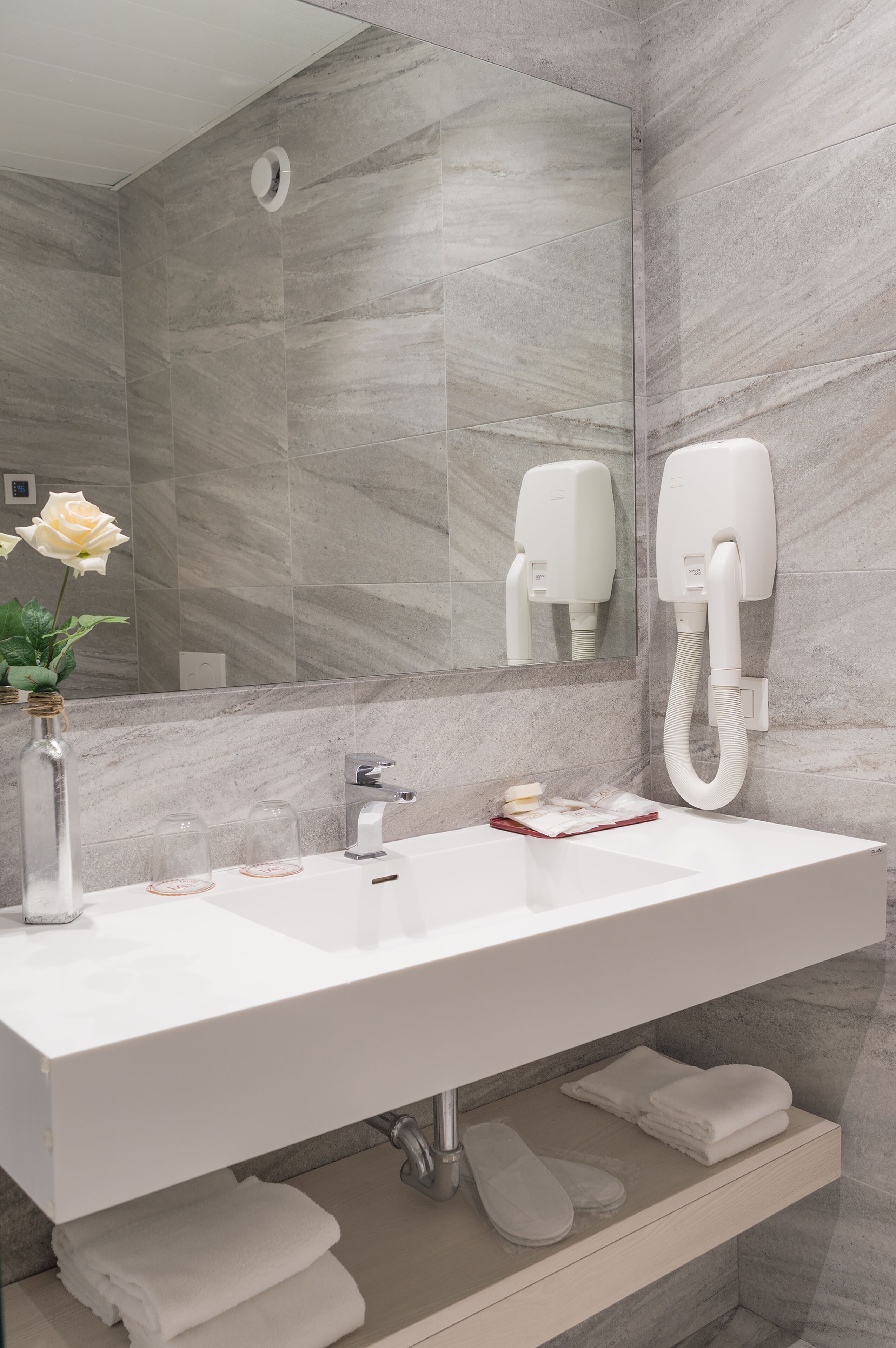 superior double or twin room | bathroom | free toiletries, hair dryer, bidet, towels