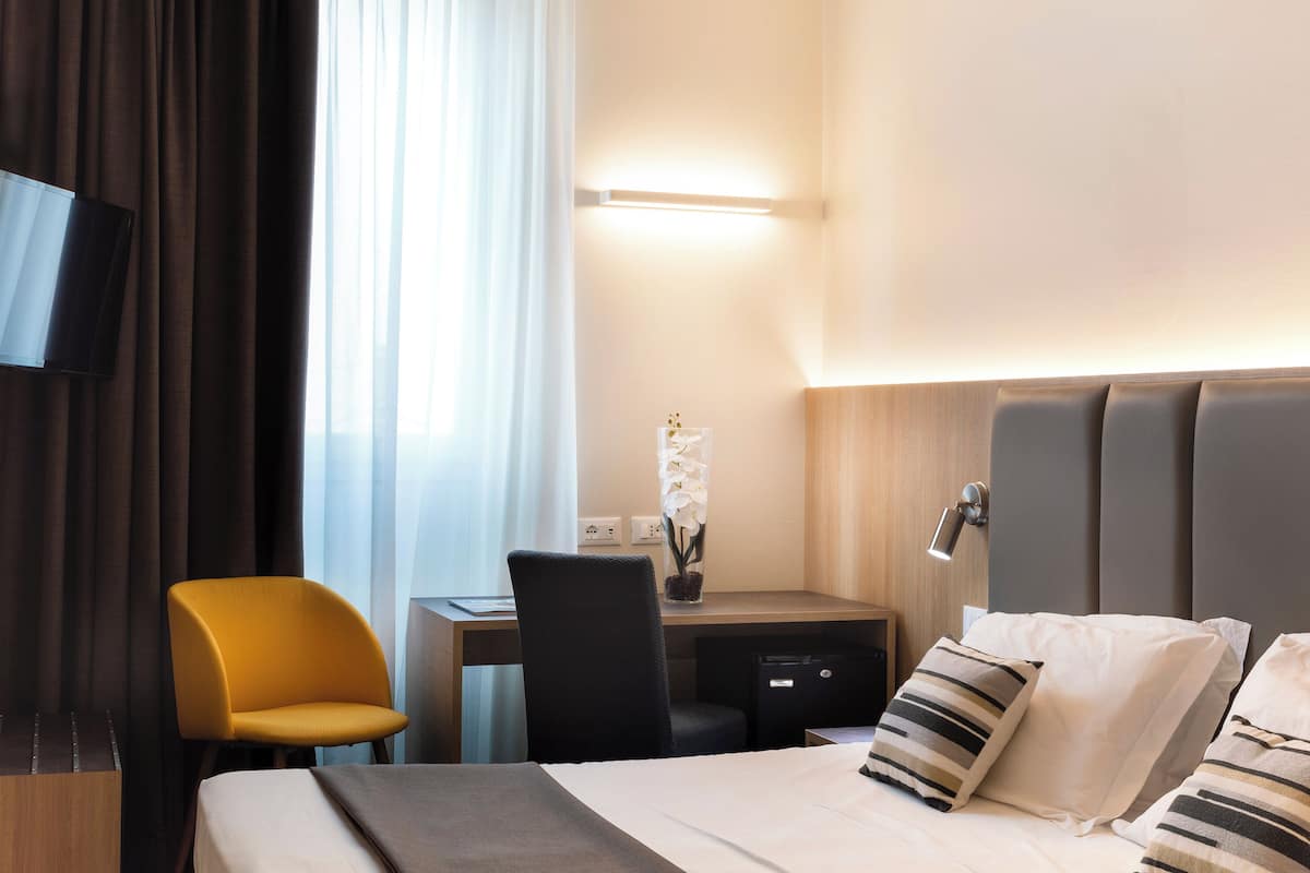 Habitación con 1 cama doble o 2 individuales | Caja fuerte, escritorio, cortinas opacas y sistema de insonorización