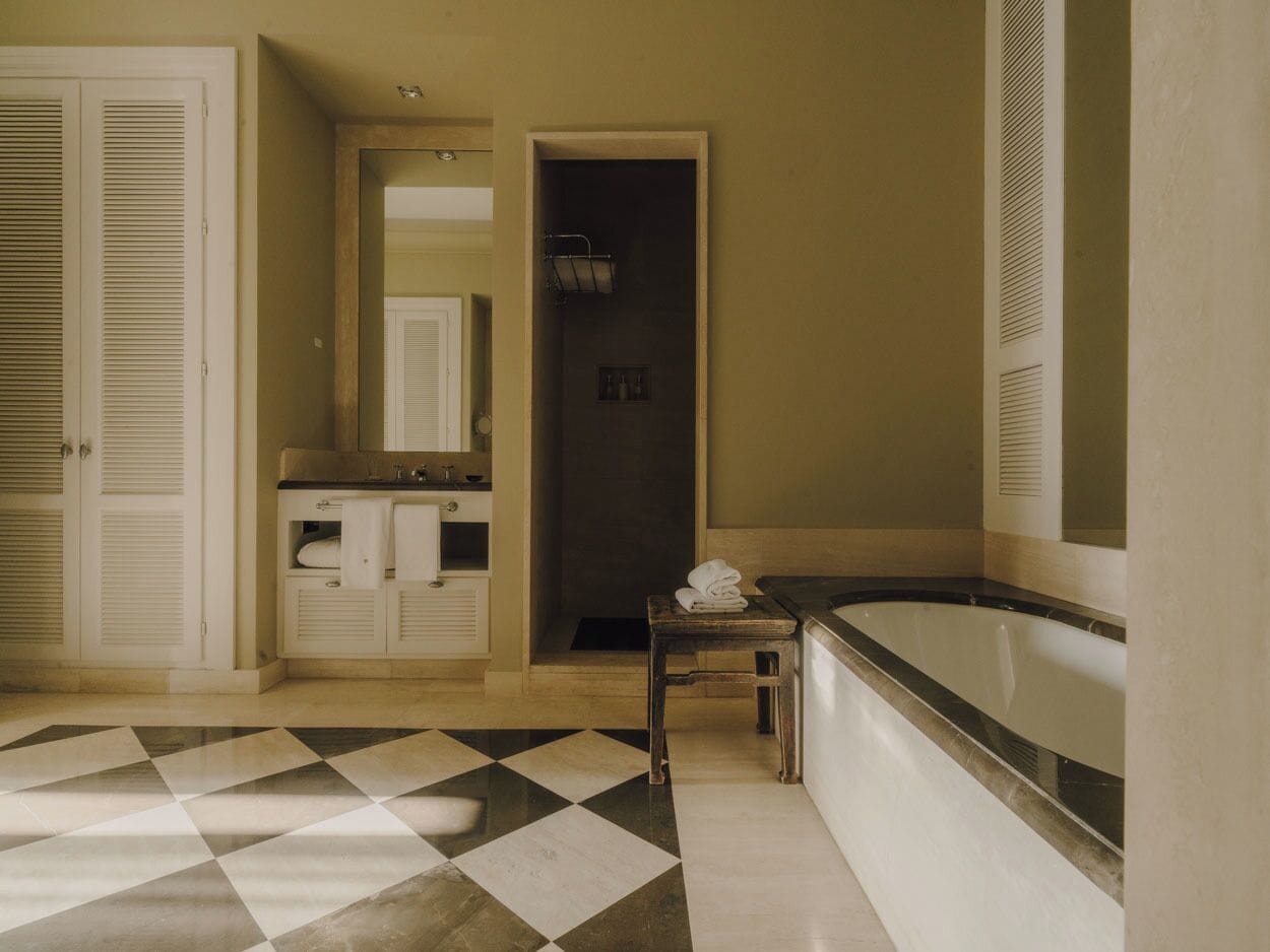 Un bagno con vasca, lavandino e specchio.