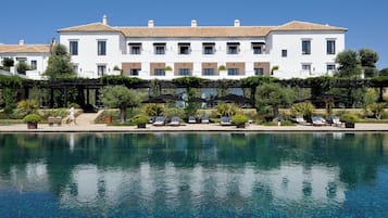 Piscina interna, 3 piscinas externas, funciona piscina, guarda-sóis