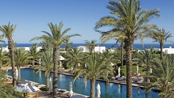 Piscine couverte, 3 piscines extérieures, parasols de plage