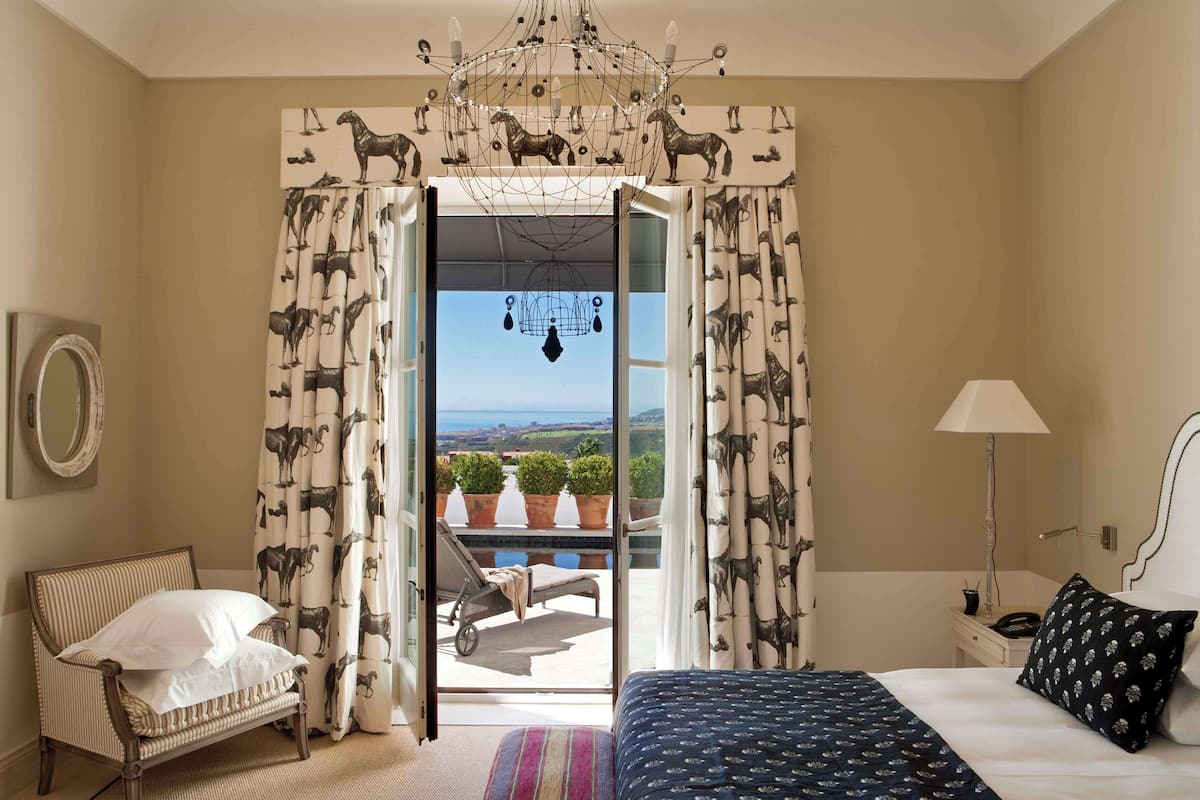 Suite with Private Pool & Spa Access | 5 chambres, minibar, coffres-forts dans les chambres, bureau