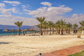 On the beach, sun loungers, beach umbrellas, beach towels - Grand Tala Bay Resort, Aqaba (Aqaba)