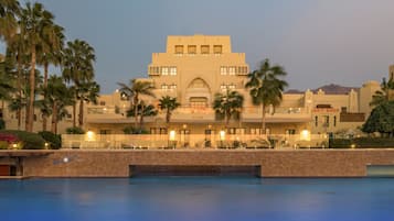 5 outdoor pools, sun loungers