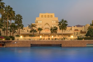 5 outdoor pools, pool loungers