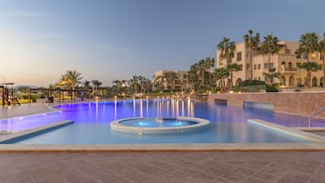 5 outdoor pools, pool loungers