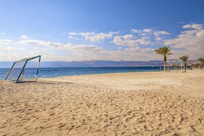 On the beach, sun loungers, beach umbrellas, beach towels - Grand Tala Bay Resort, Aqaba (Aqaba)