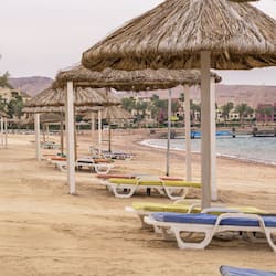 Plage, chaises longues, parasols, serviettes de plage