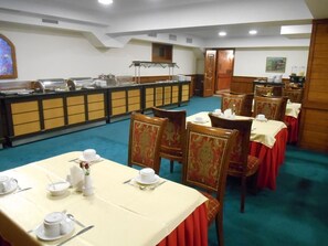 Café da manhã com buffet grátis todos os dias