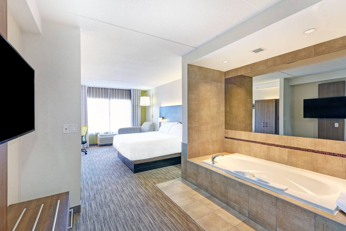 suite, 1 king bed, jetted tub | 1 bedroom, premium bedding, pillow-top beds, in-room safe
