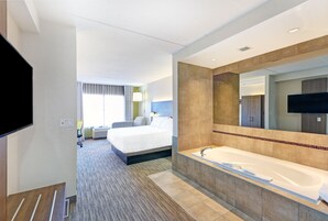 套房, 1 张特大床, 按摩浴缸 | 高档床上用品、加厚床垫、客房内保险箱、办公桌