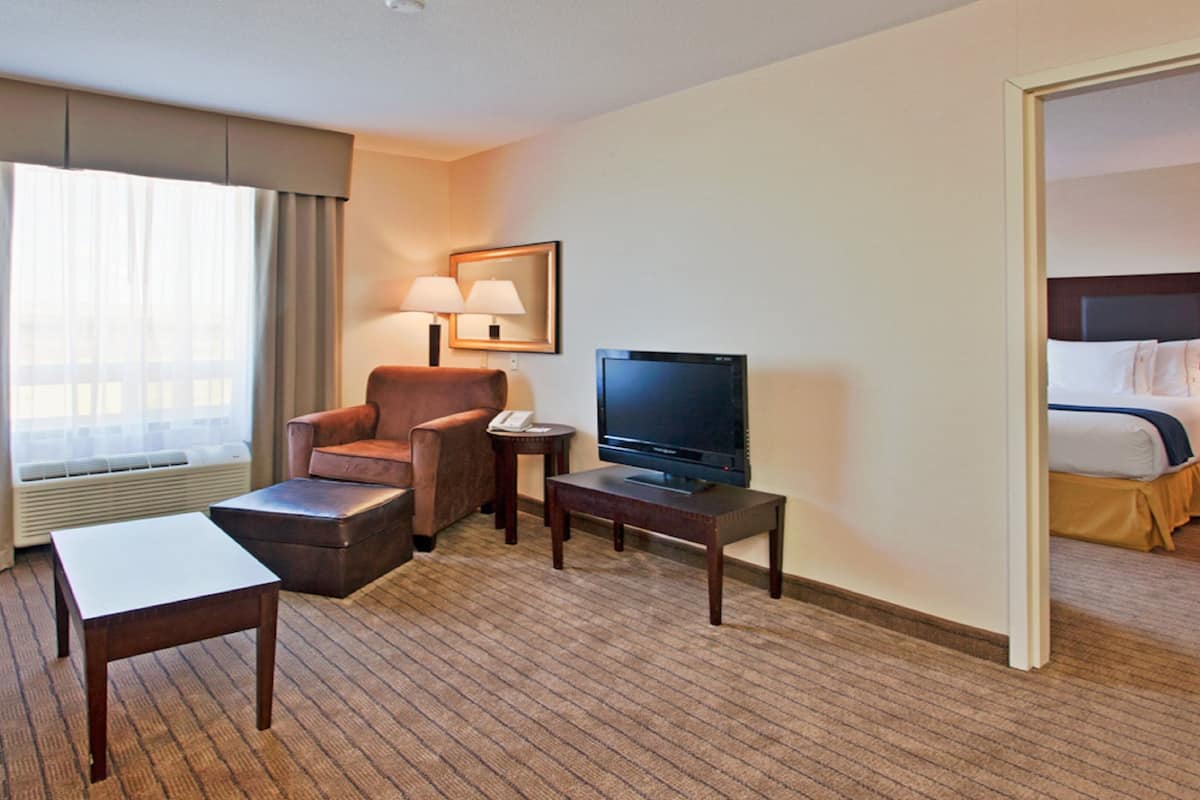 Pillowtop beds, desk, laptop workspace, blackout drapes