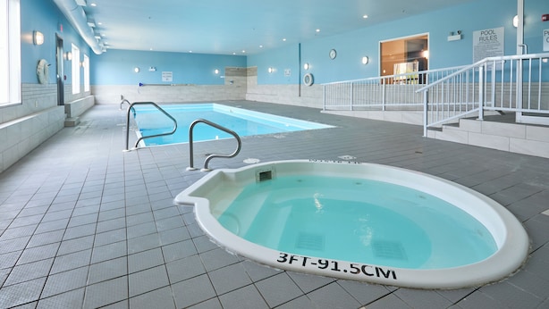An indoor swimming pool with a tiled floor and a pool with a depth of 3ft-91.5cm. - Holiday Inn Express Hotel & Suites SWIFT CURRENT by IHG (Swift Current)