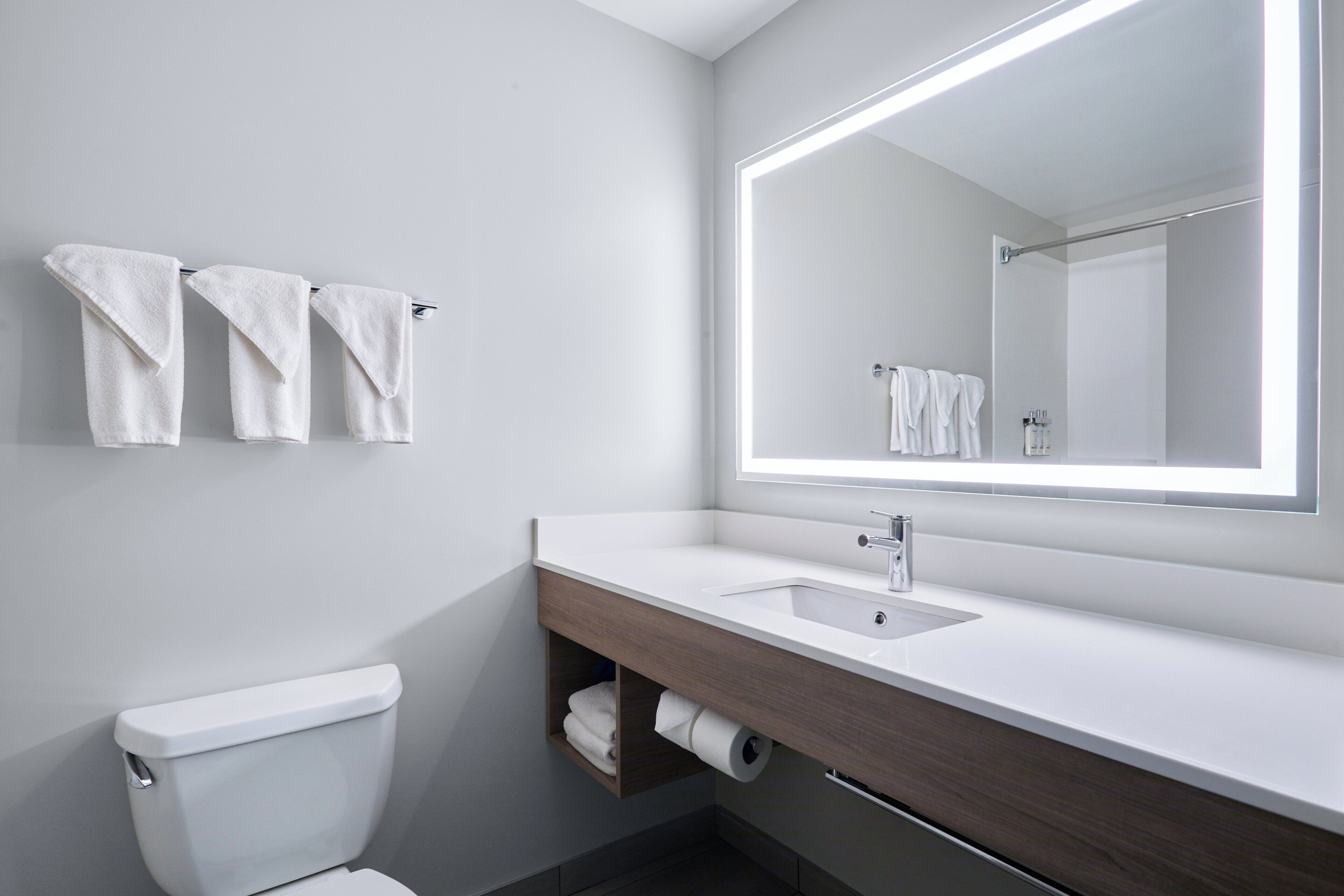 Chambre Standard, 2 grands lits, réfrigérateur | Salle de bain