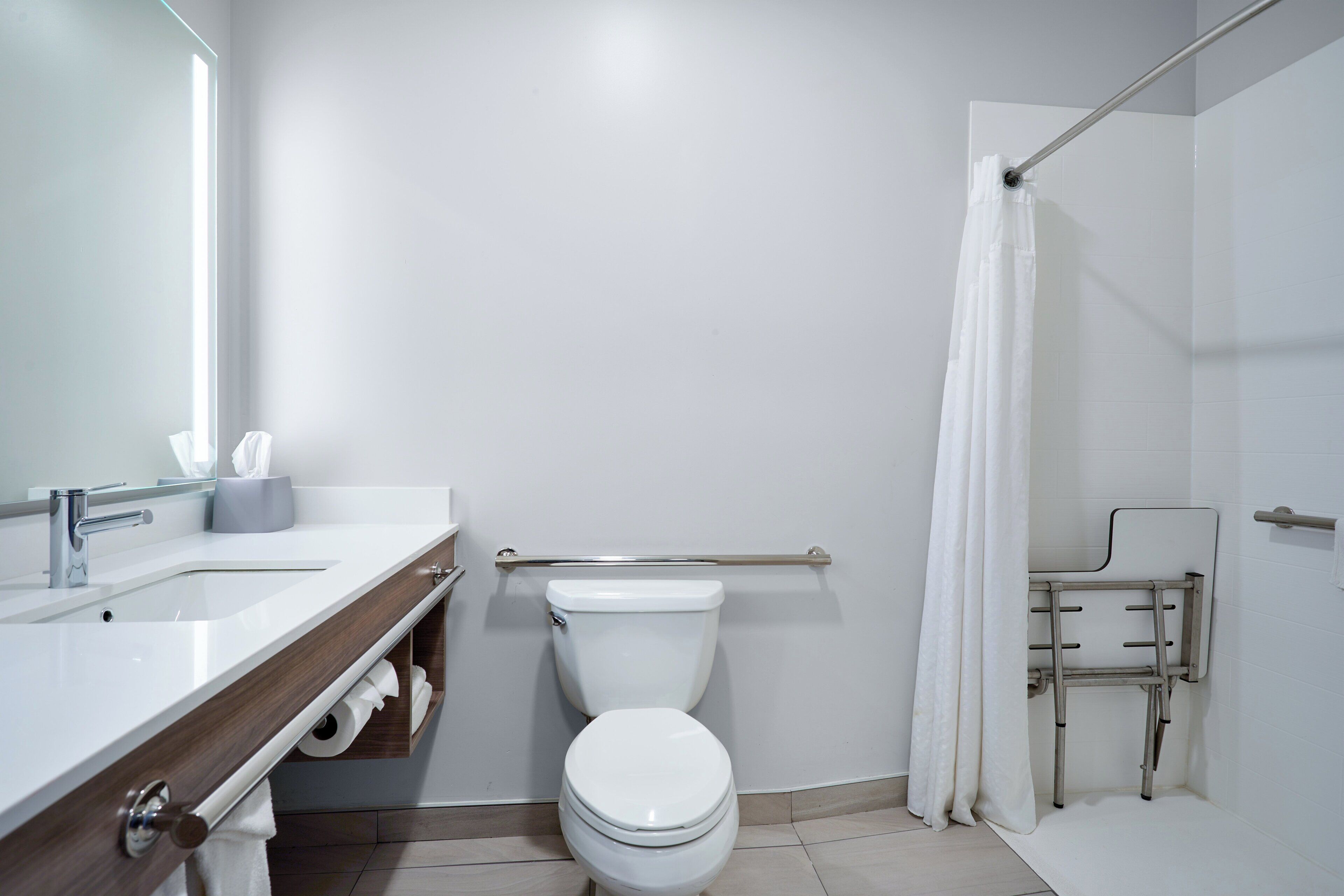 Chambre Standard, 1 grand lit, accessible aux personnes à mobilité réduite (Accessible Tub) | Salle de bain