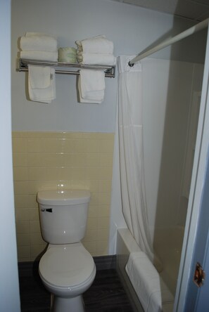 Quarto standard, 1 cama Queen, para não fumantes | Banheiro | Chuveiro/banheira combinados, secador de cabelo, toalhas de banho 