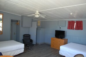 Quarto casal standard, 2 camas de casal, para não fumantes | Escrivaninha, ferros/tábuas de passar roupa, berços grátis