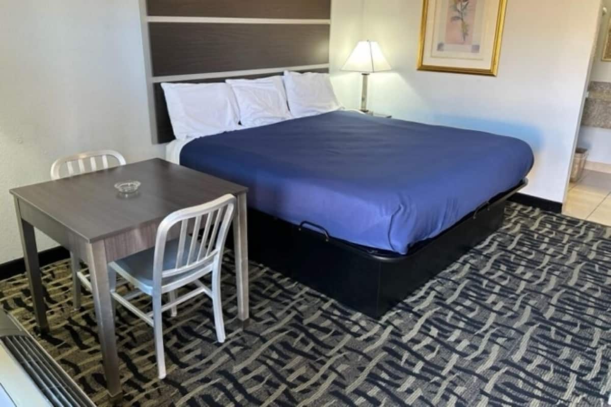 Room, 1 King Bed, Smoking, Refrigerator & Microwave | 1 bedroom, desk, free WiFi, bed sheets