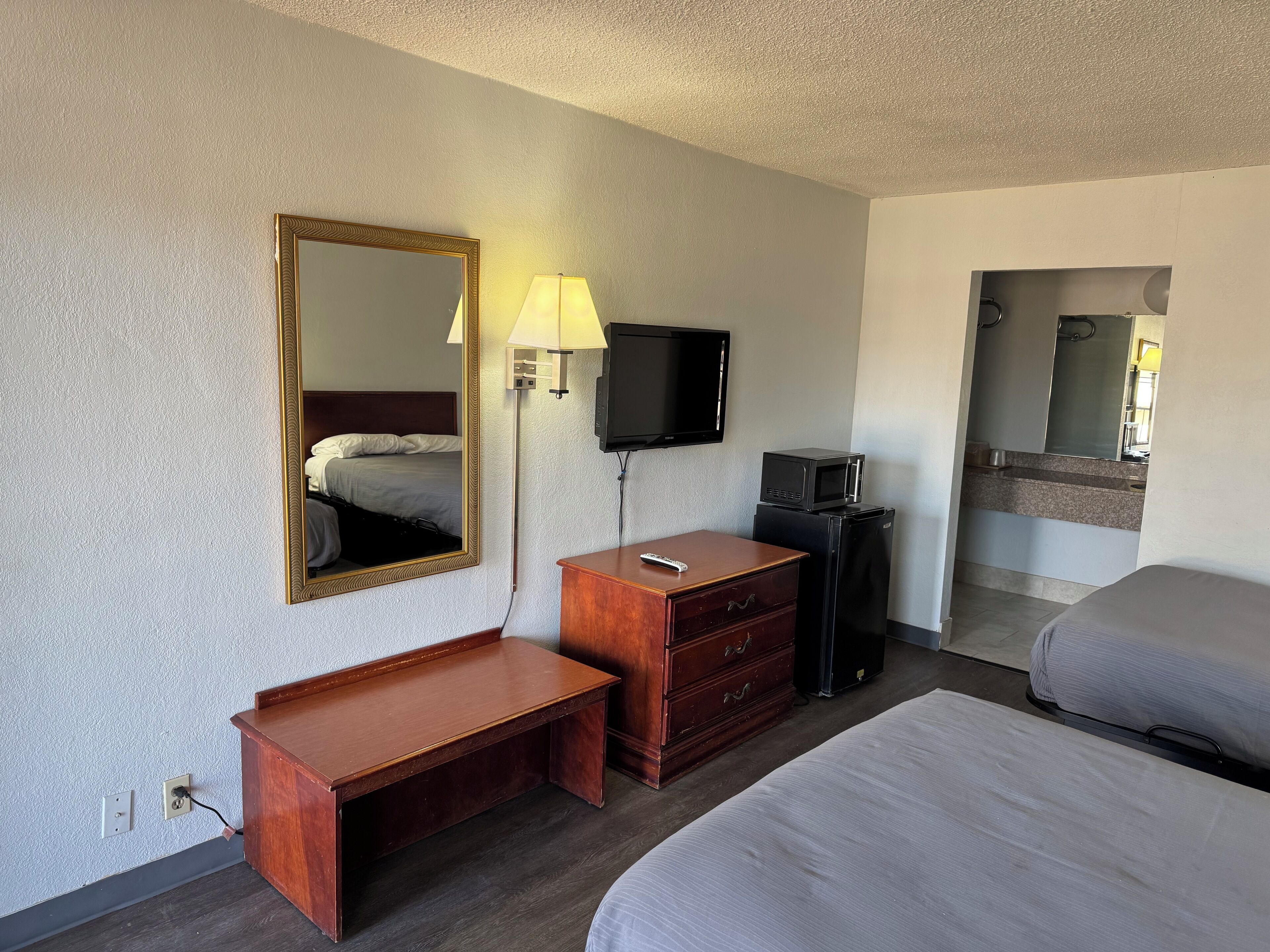 Escritorio, wifi gratis y ropa de cama 