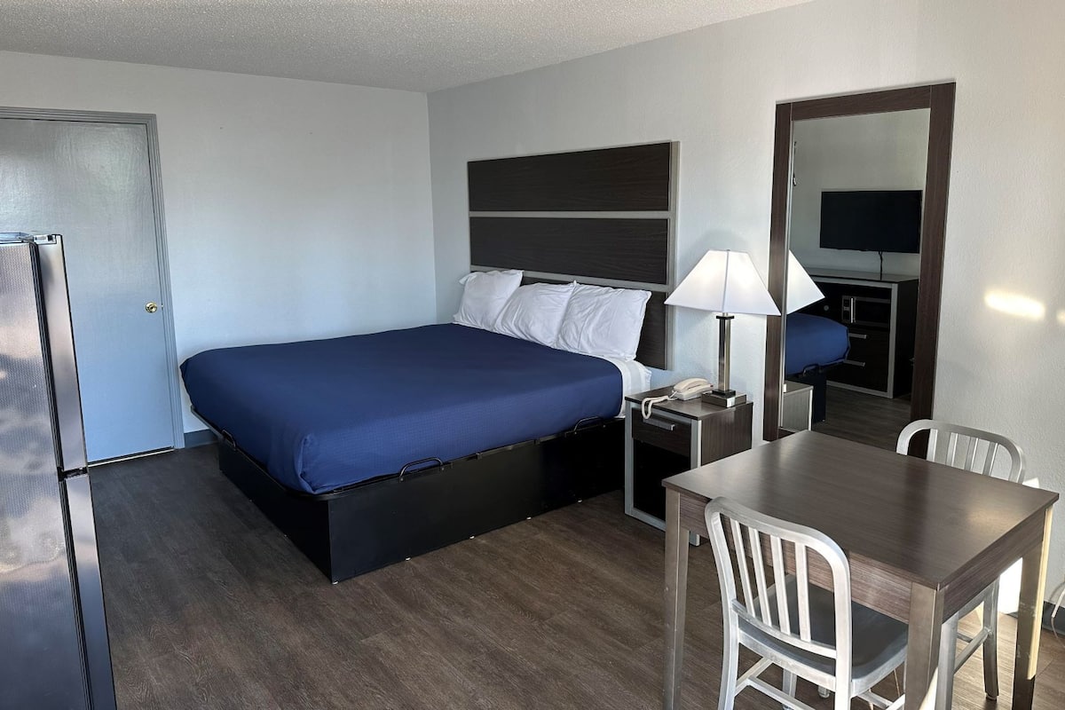 1 bedroom, desk, free WiFi, bed sheets