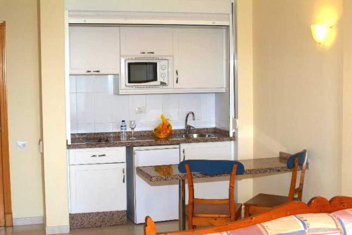 Private kitchen | Fridge, microwave, stovetop, toaster