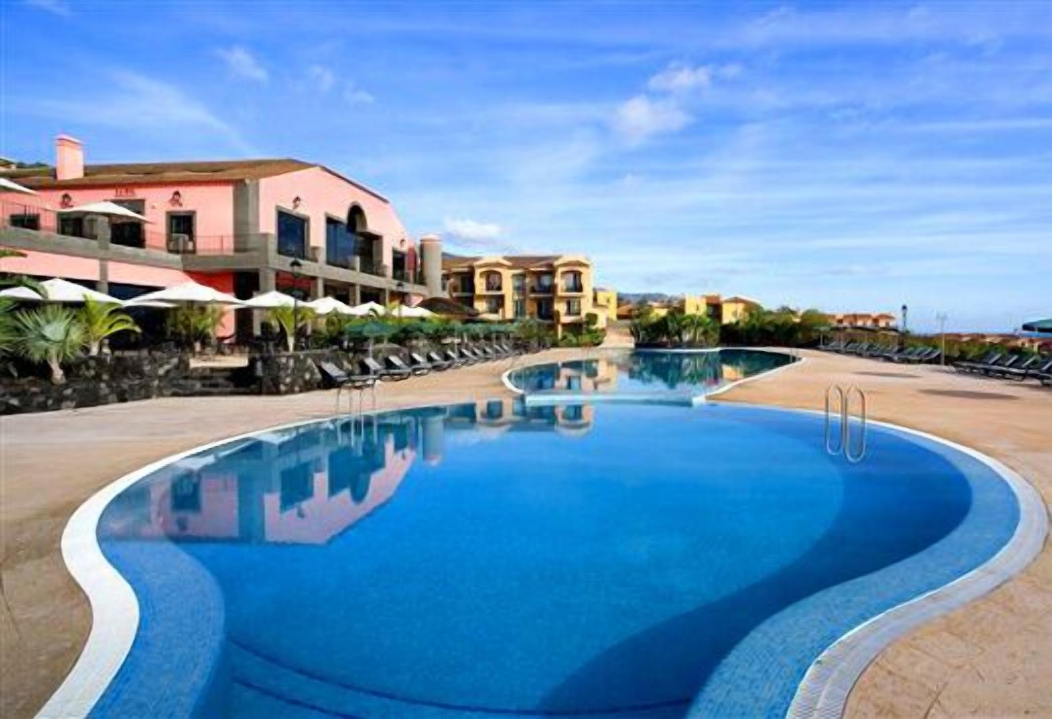 3 outdoor pools, open 10:00 AM to 6:00 PM, pool umbrellas, pool loungers