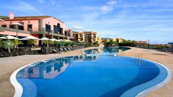 3 outdoor pools, open 10:00 AM to 6:00 PM, pool umbrellas, pool loungers