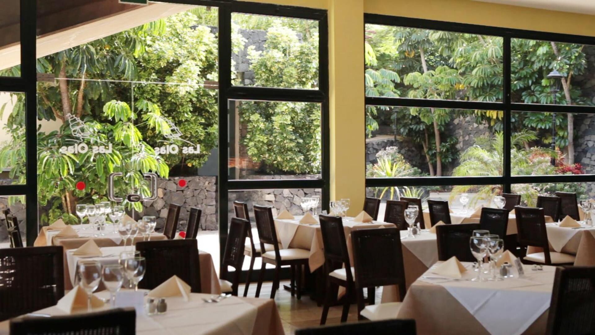 breakfast, lunch, dinner served; fusion cuisine